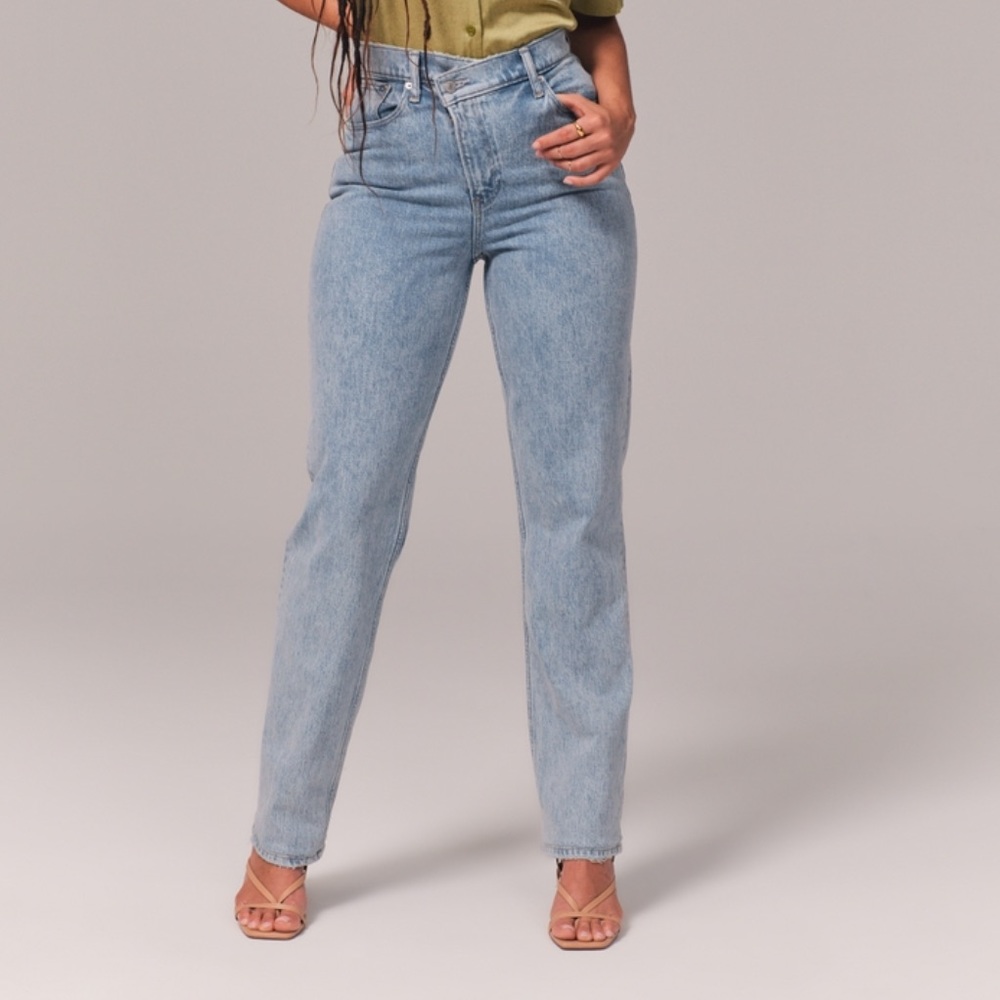 Abercrombie & Fitch - The 90’s Straight Ultra High Rise (Curve Love)